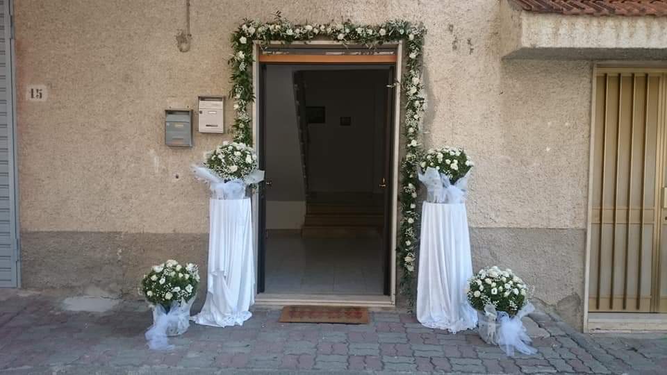 casa della sposa addobbata con fiori