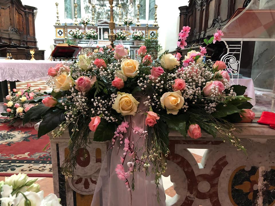 mazza di fiori all'interno di una chiesa