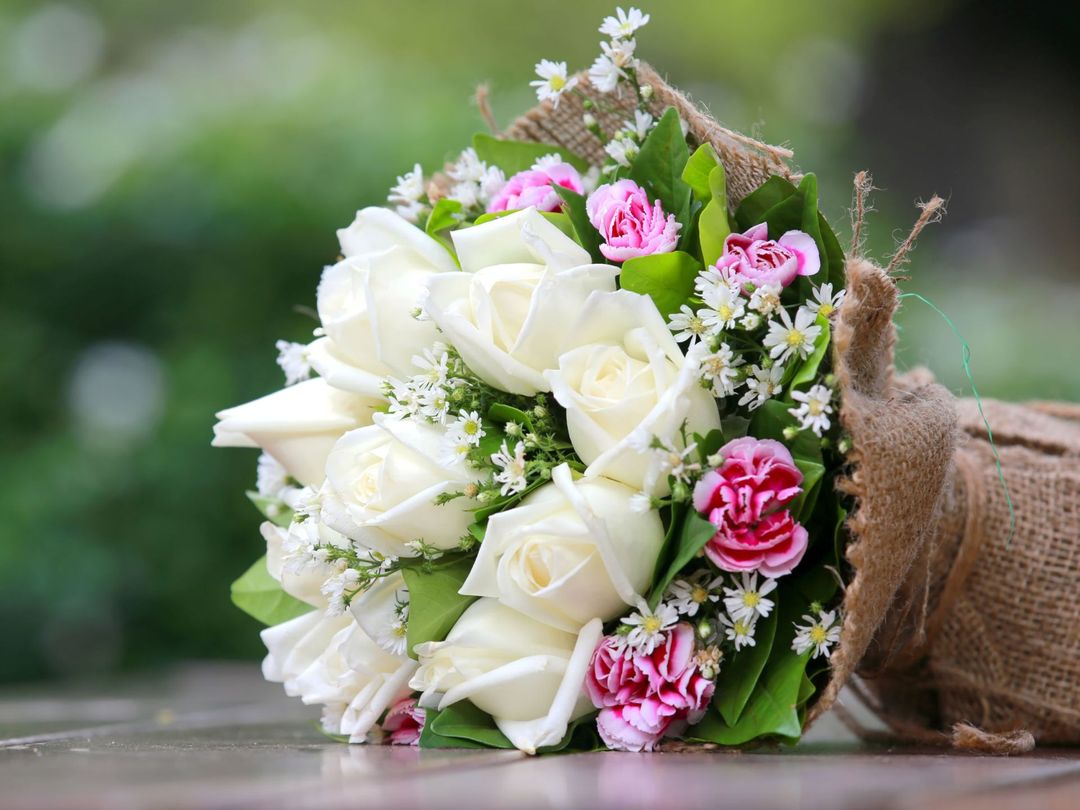 bouquet da sposa con rose bianche