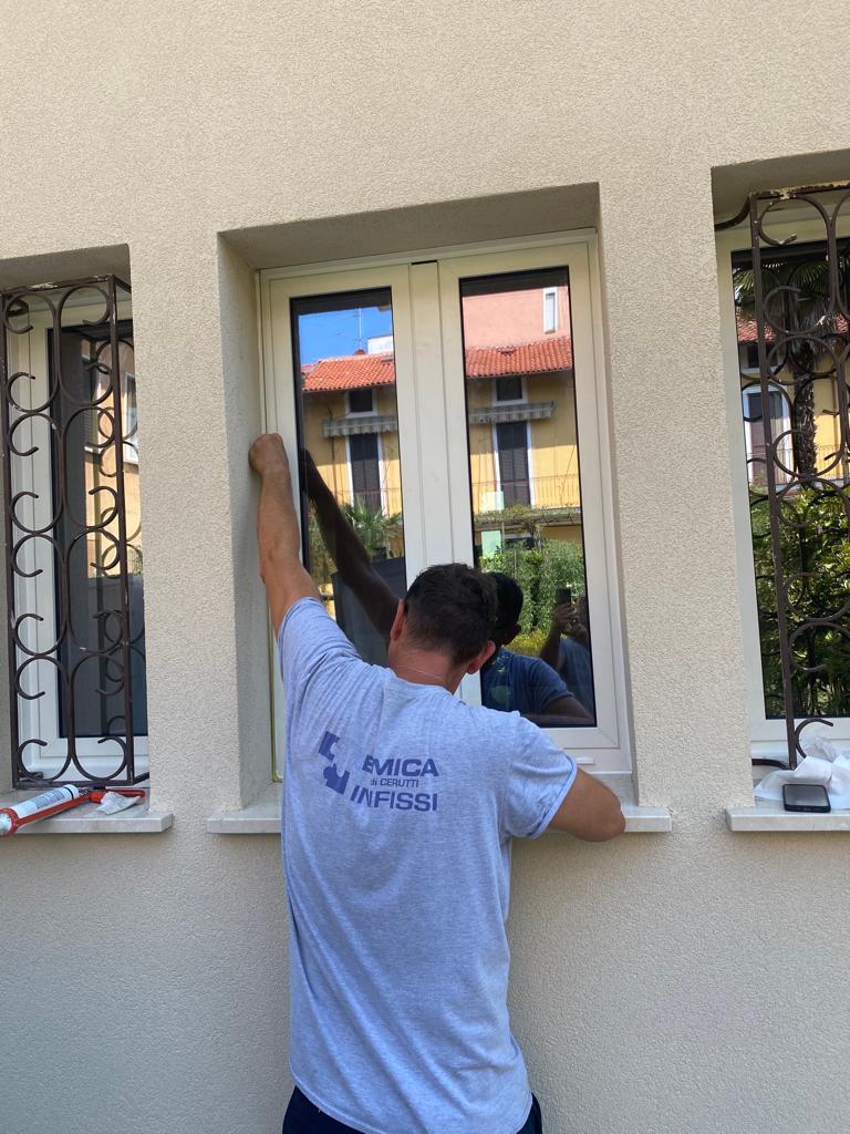 operatore che installa infissi
