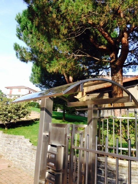 Una recinzione in acciaio inossidabile con una cassetta postale sottostante