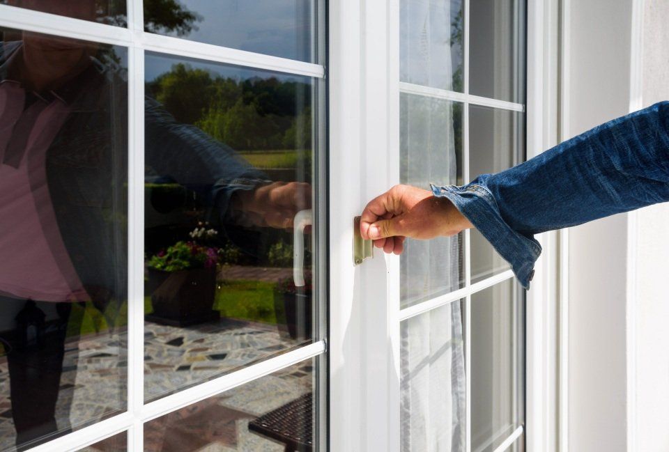 mano che apre una porta finestra