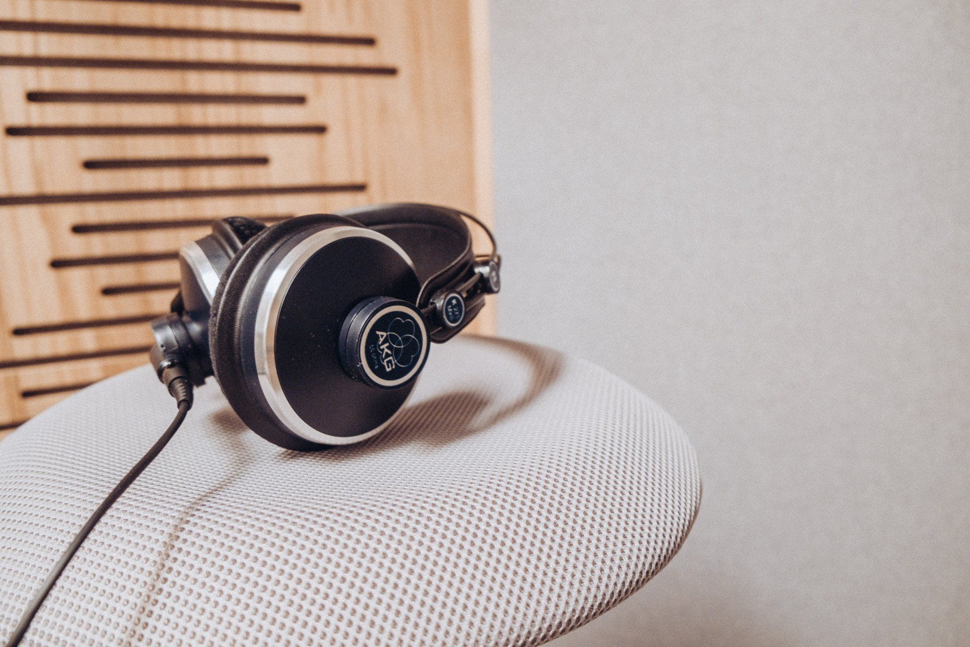AKG Kopfhörer auf Stuhl im Studio