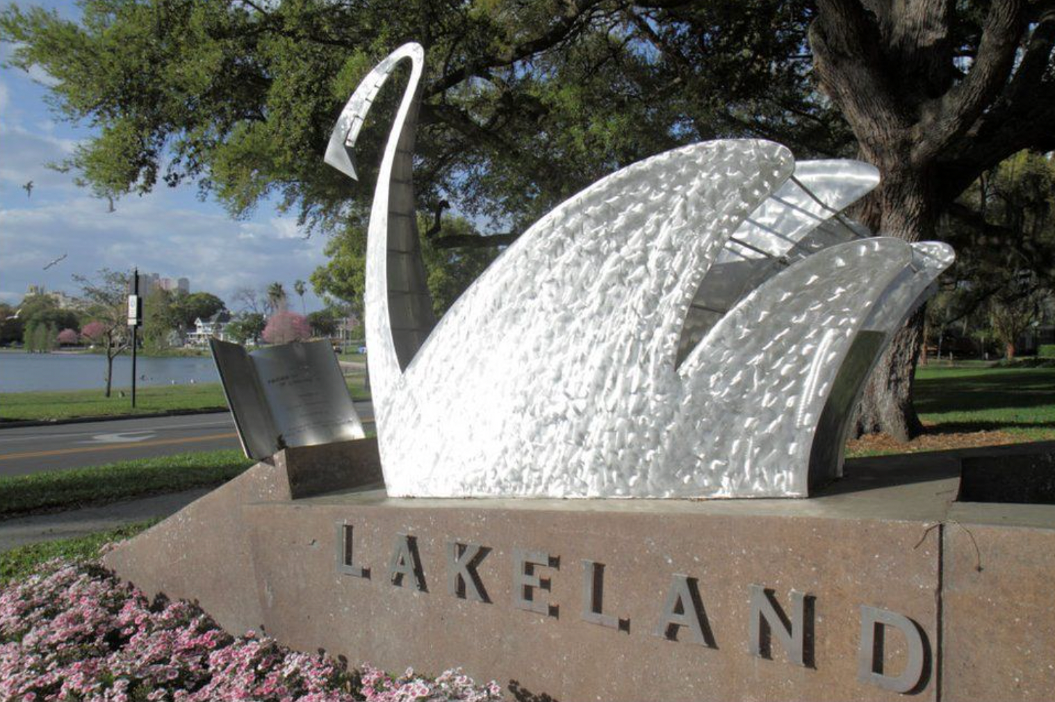 Swan statue sign of Lakeland in Central Florida