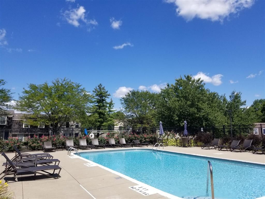 860 East Exterior Photo of Pool