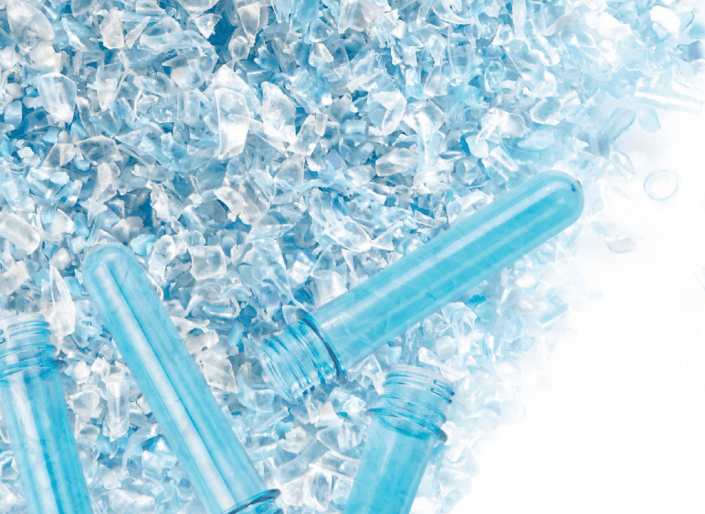 Ein Stapel blauer Plastikflaschen liegt auf einem Eishaufen.