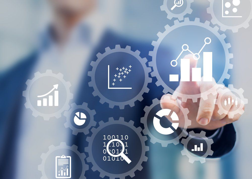 Ein Mann drückt eine Taste auf einem Bildschirm mit Zahnrädern und Symbolen.