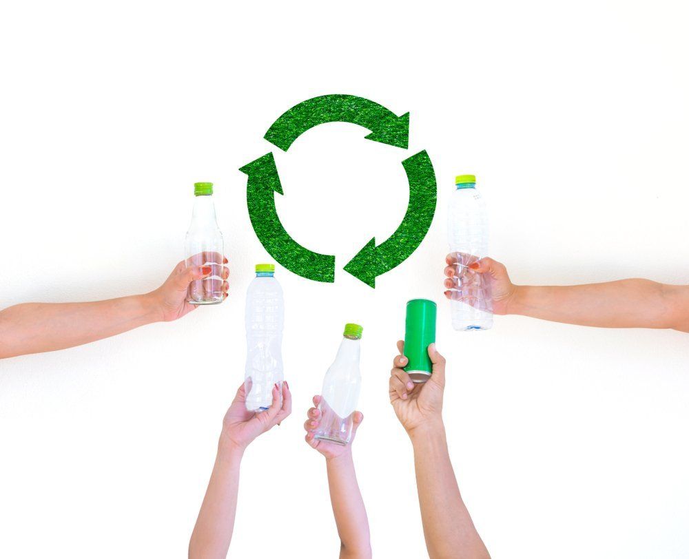 Eine Gruppe von Menschen hält Plastikflaschen und Dosen in ihren Händen.