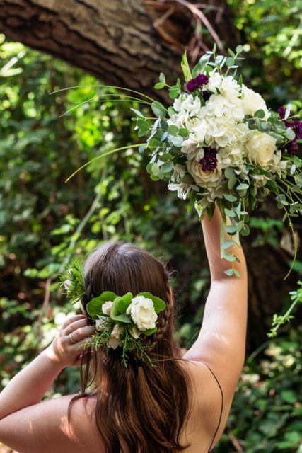 A wildflowers bride's bouquet