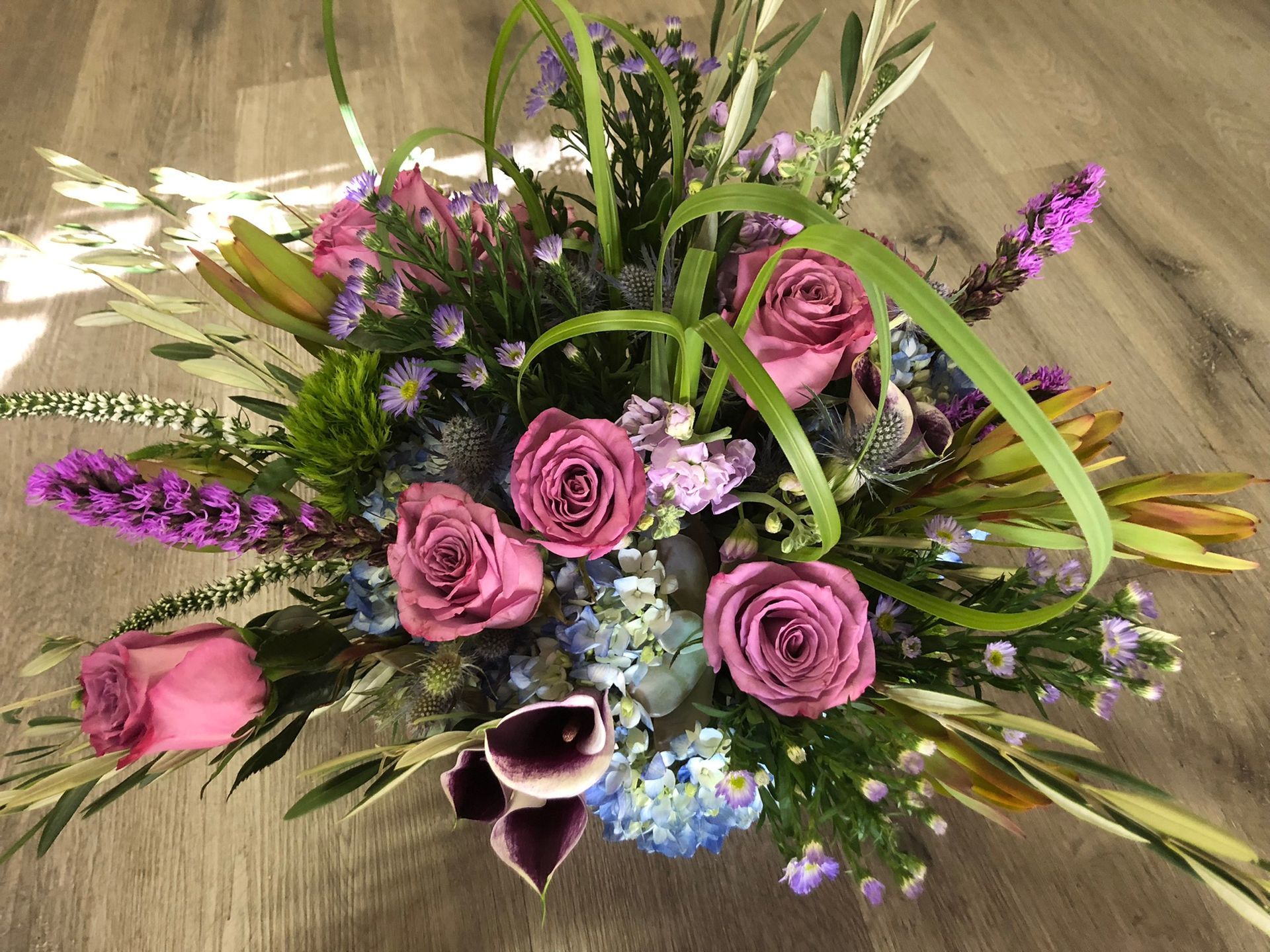 A bouquet of pink and purple flowers