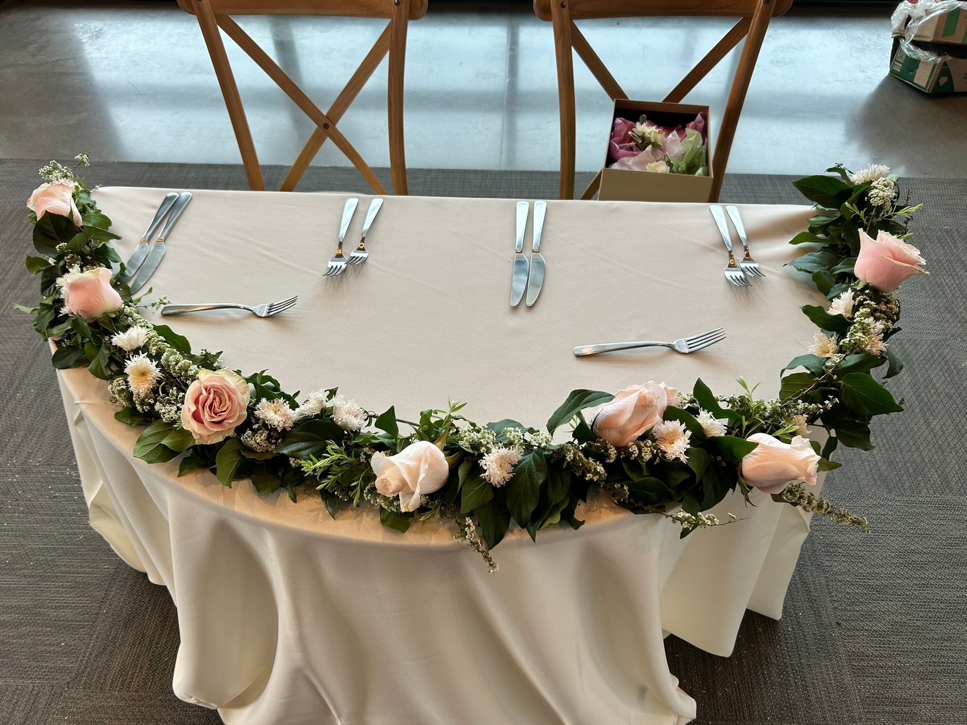A sweetheart table garland
