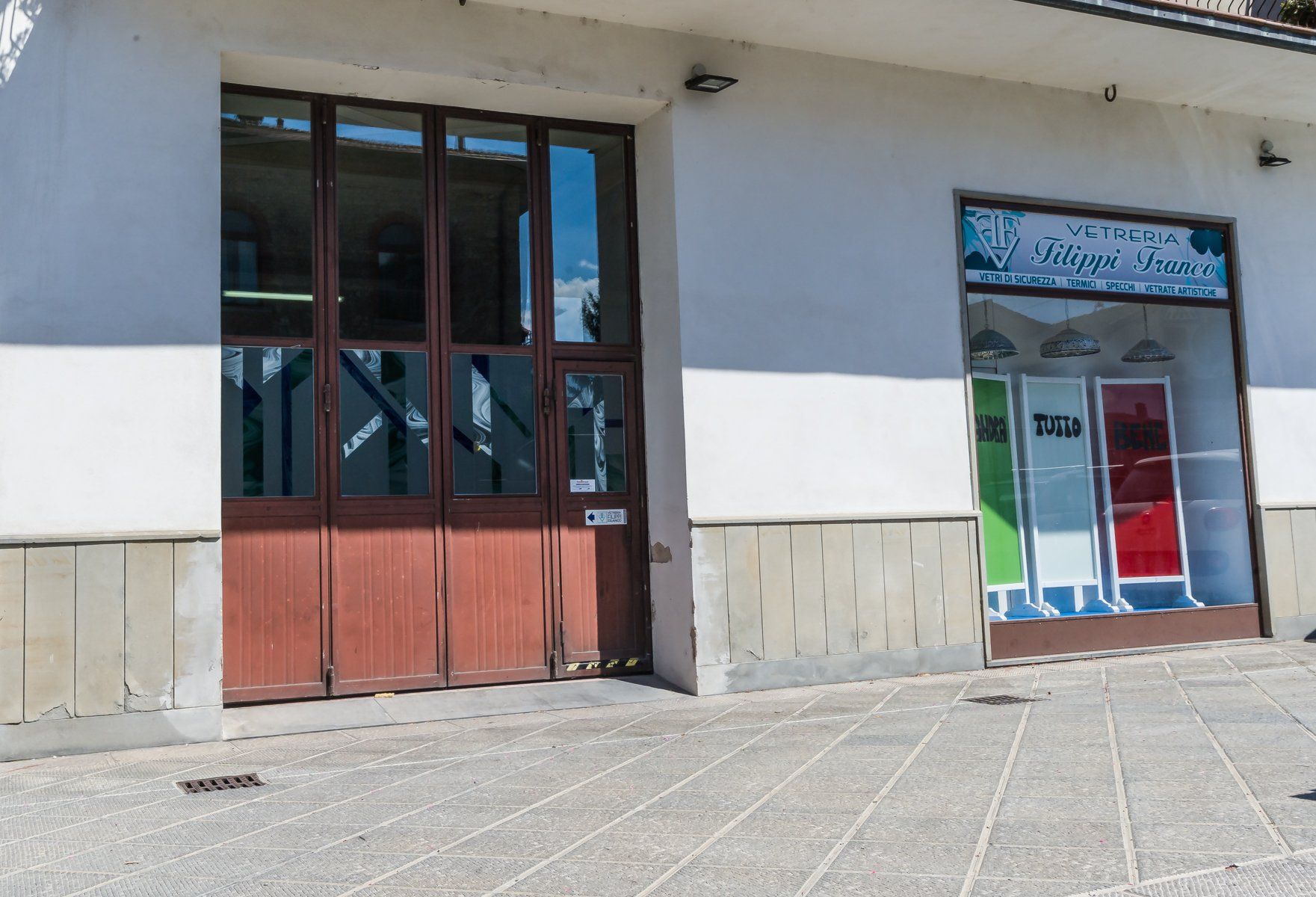 vetrata con decorazione a fiori sui bordi