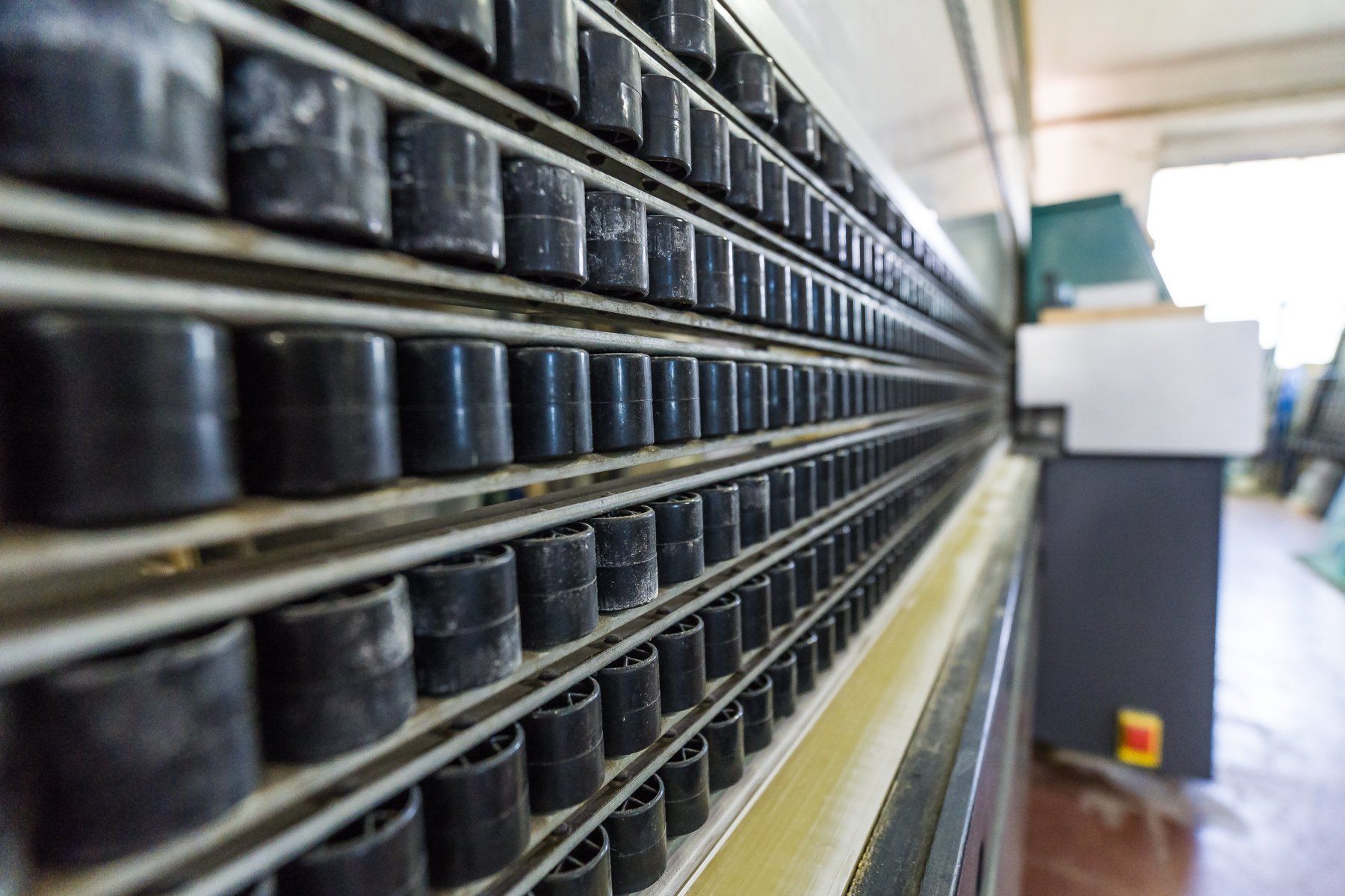 porta in vetro con ricca decorazione colorata