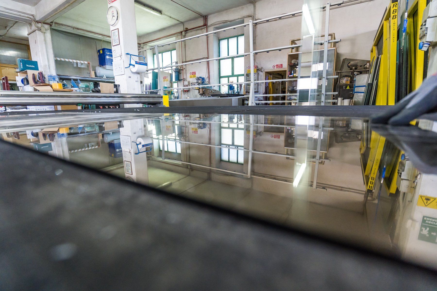 vetrata con decorazione floreale