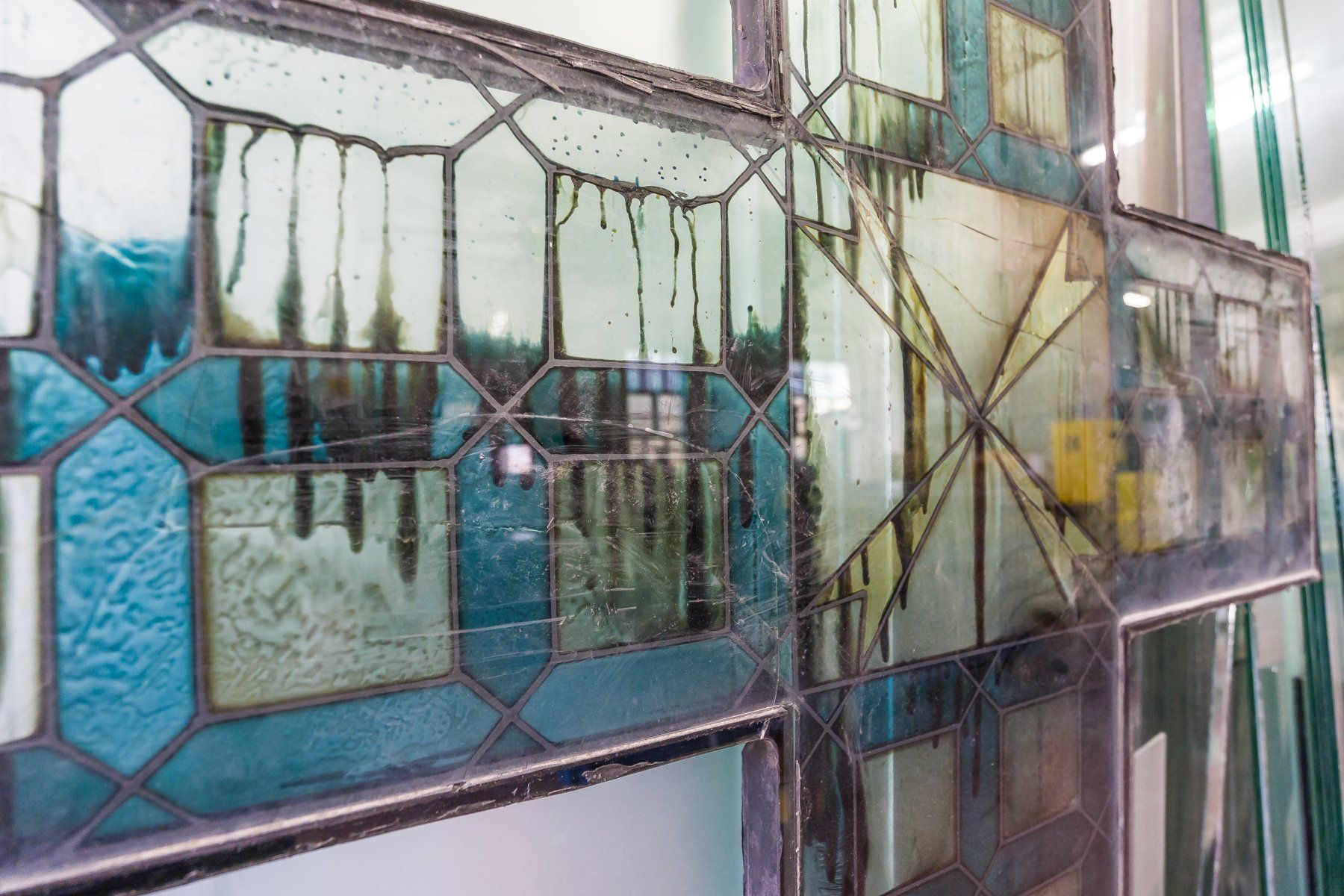 vetrata con decorazione artistica floreale