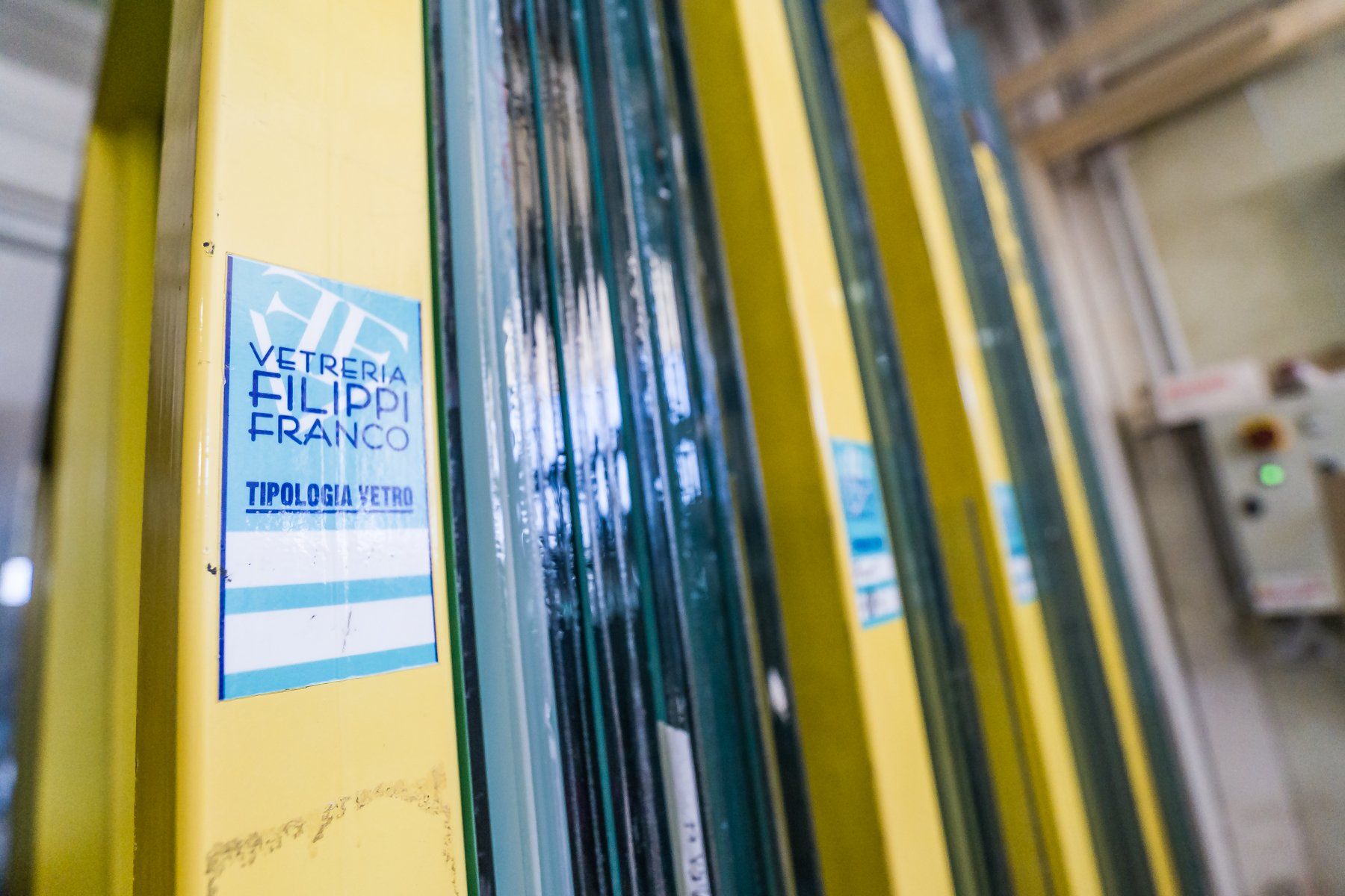 porta in vetro con decorazione geometrica