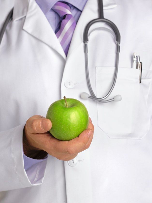 dietologo a Como con mela verde