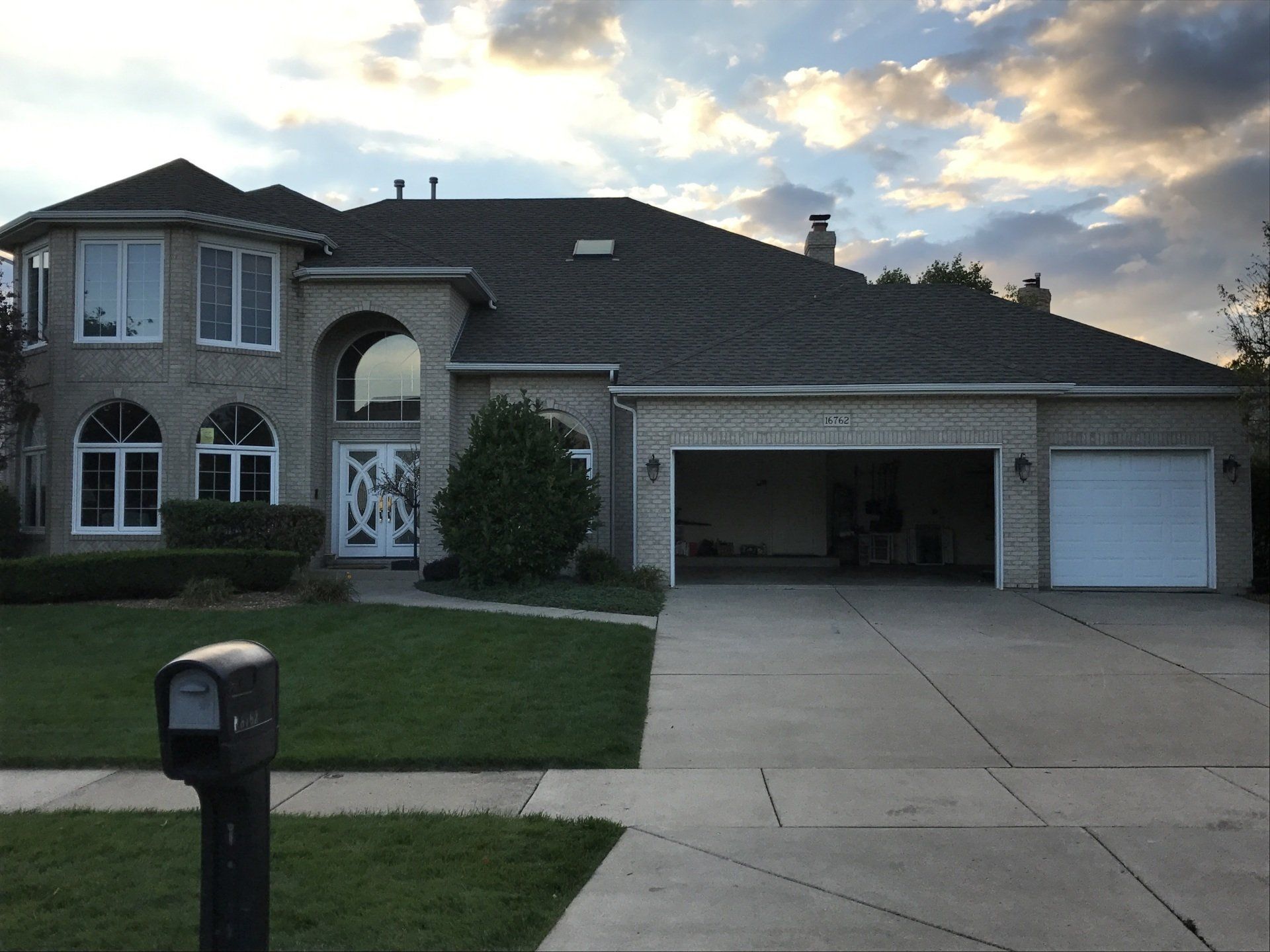 A large house with a mailbox in front of it