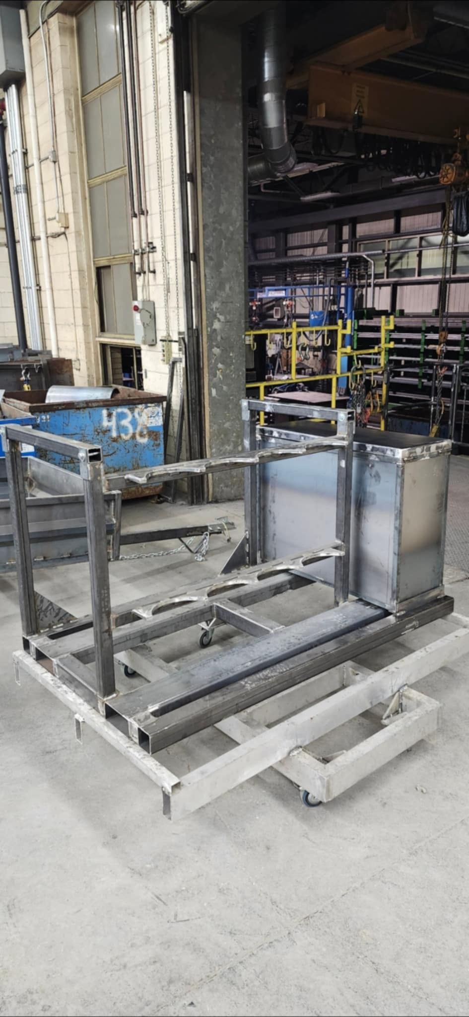 Une structure métallique est posée sur le sol dans une usine.