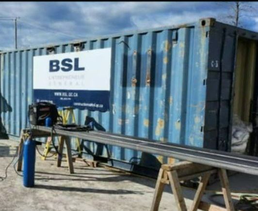 Un conteneur bleu avec un panneau BSL dessus