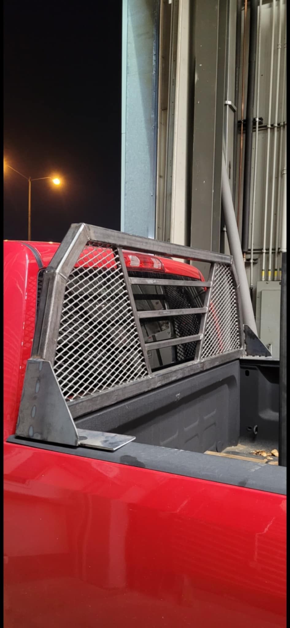 Un camion rouge avec un support de maux de tête à l'arrière.