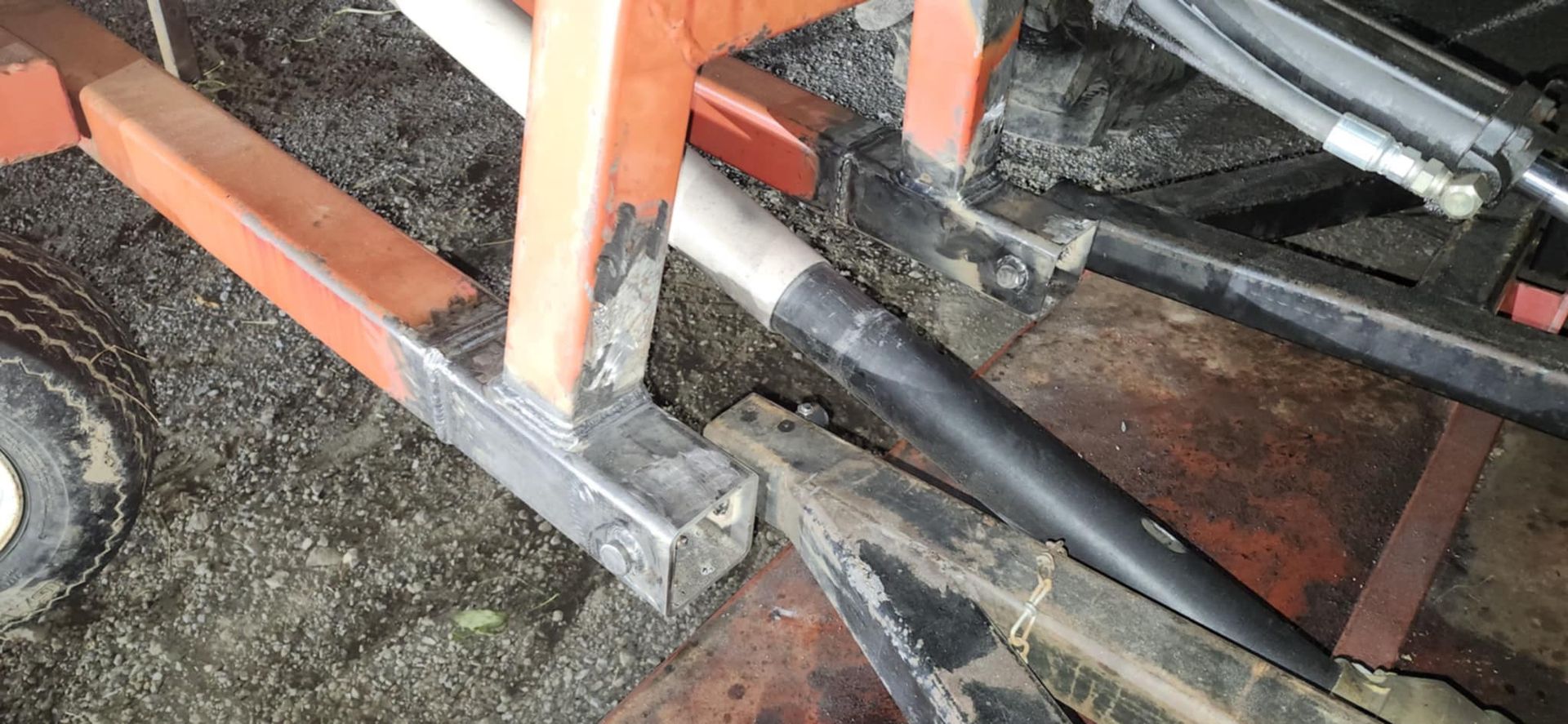 Un gros plan d'une structure métallique avec un tuyau attaché dessus.