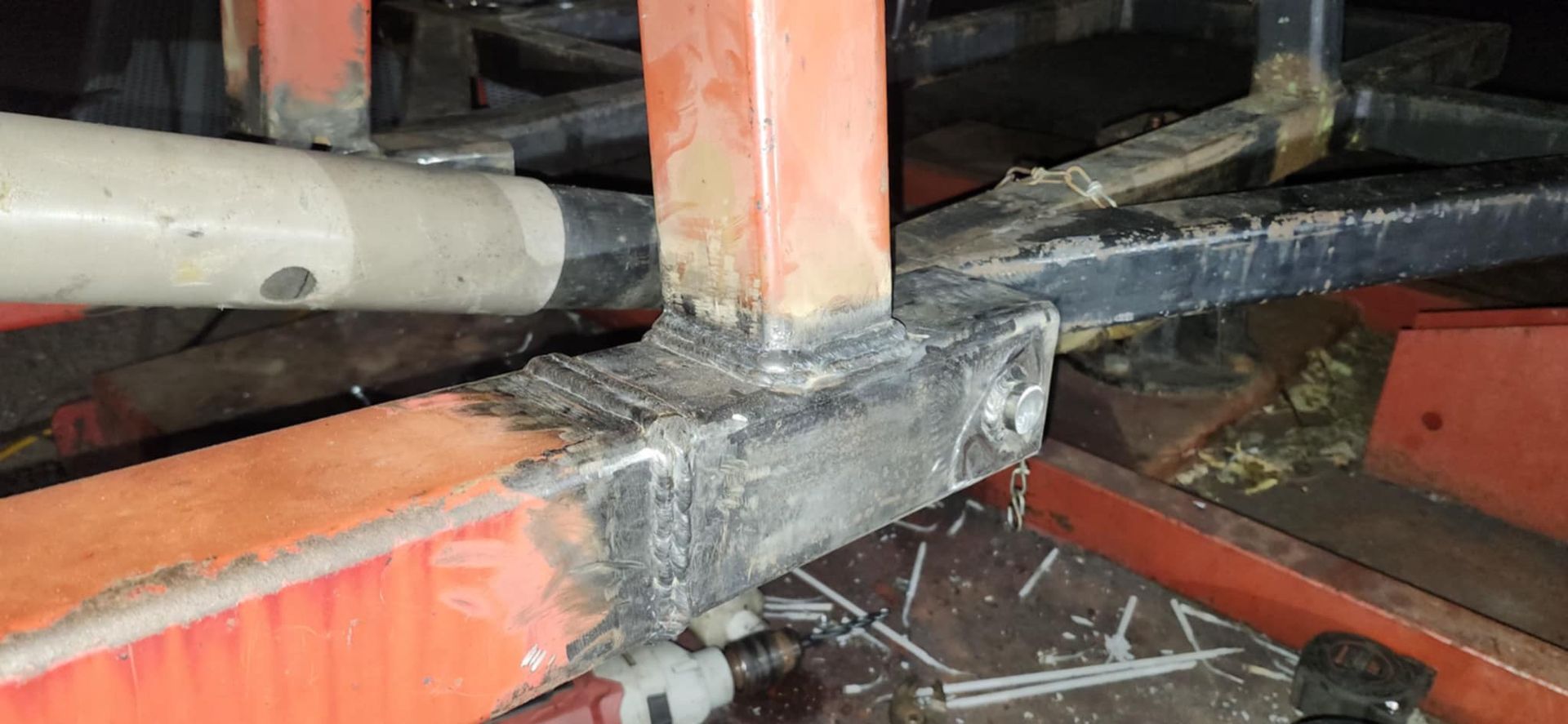 Un gros plan d'une structure métallique avec un tuyau attaché dessus.