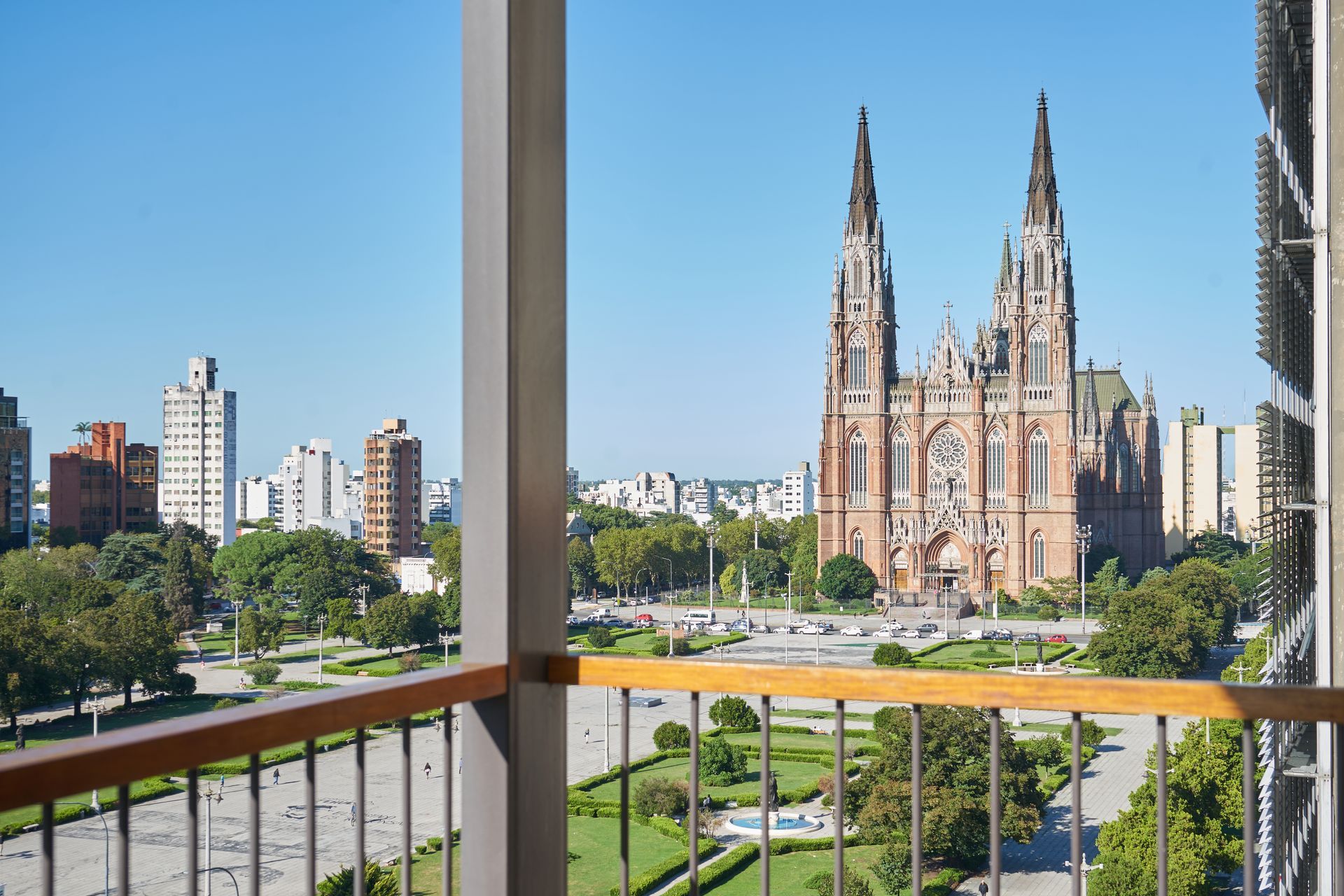 Vista desde un balcón de la Catedral de La Plata, Argentina, altas torres y cielo azul al fondo.