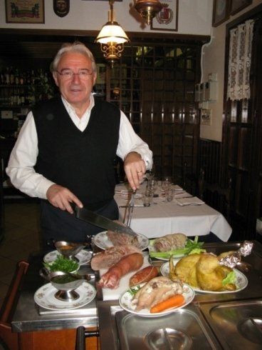 il Sig. Danilo affetta il cotechino