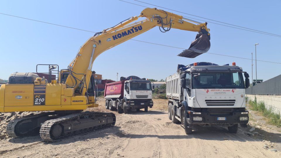 macchinario con braccio meccanico al lavoro