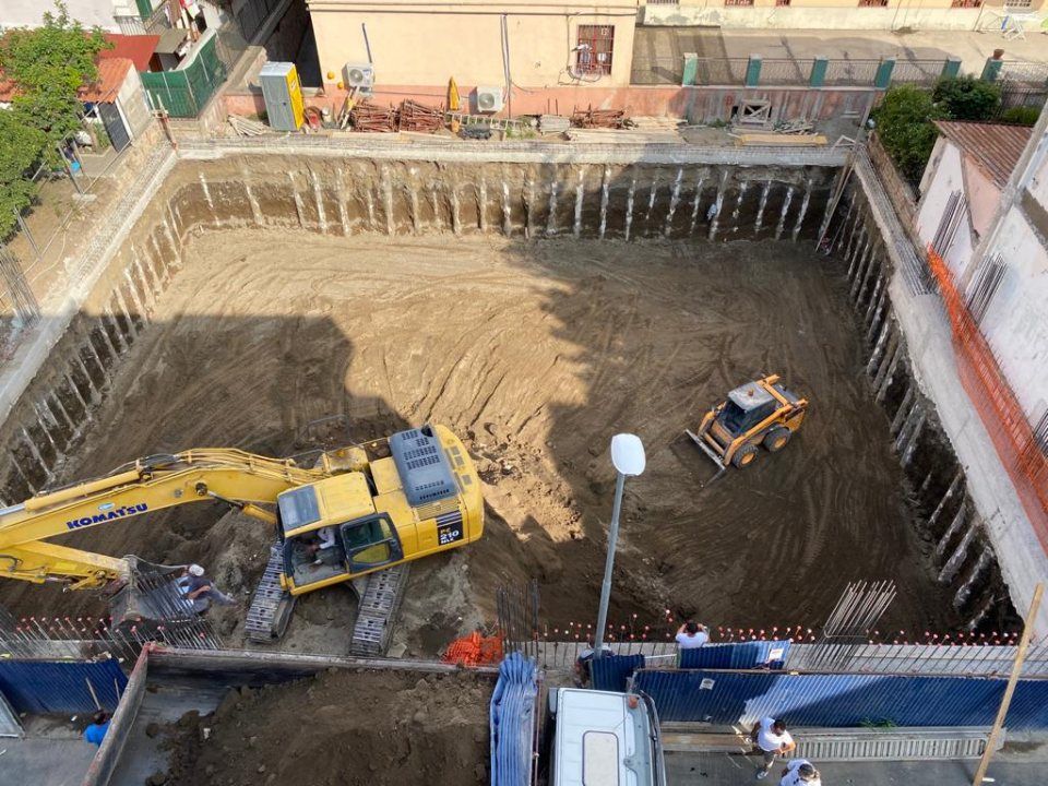 mezzi in azione in un cantiere edile