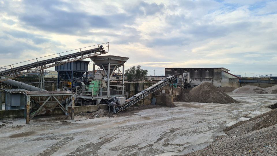 mezzi all'opera in cantiere