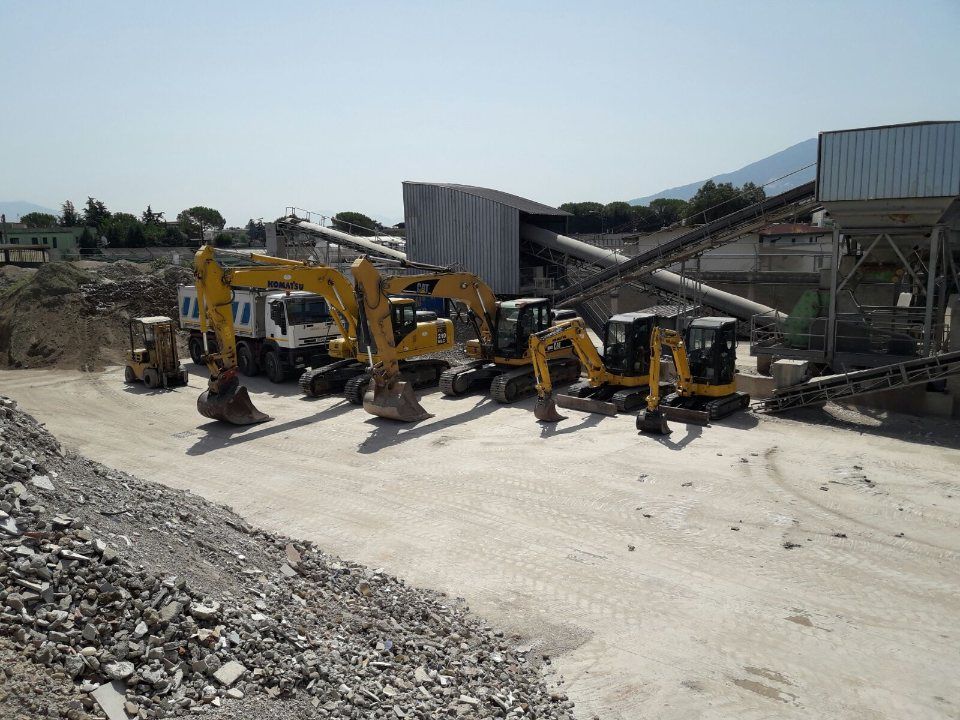 mezzi pronti per un intervento in cantiere