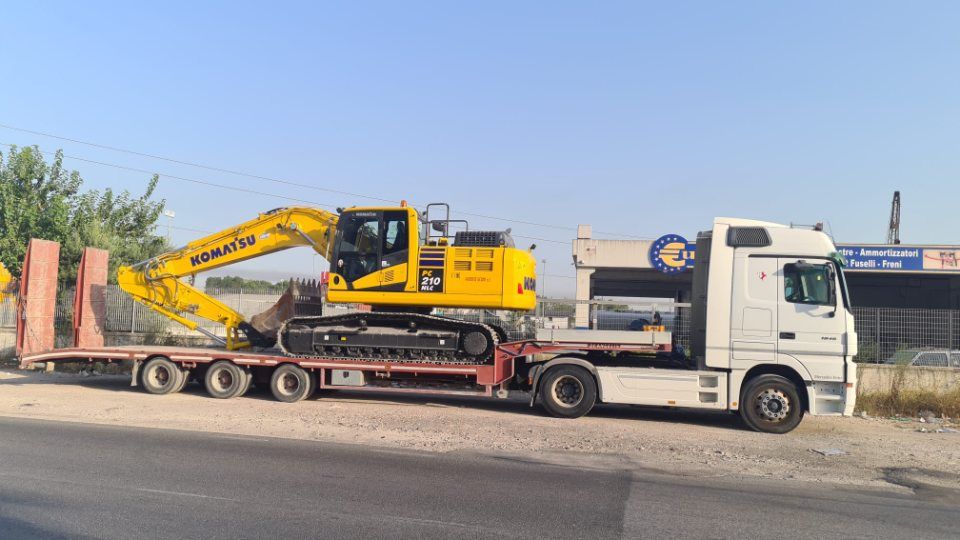 macchinario con braccio meccanico trasportato in cantiere