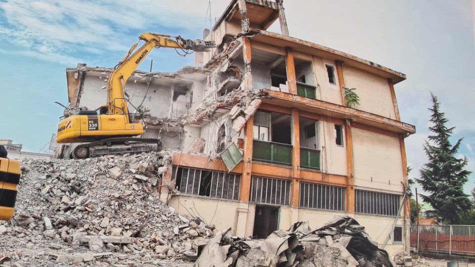 demolizione edificio