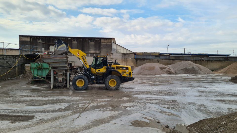 macchinario in azione in un cantiere