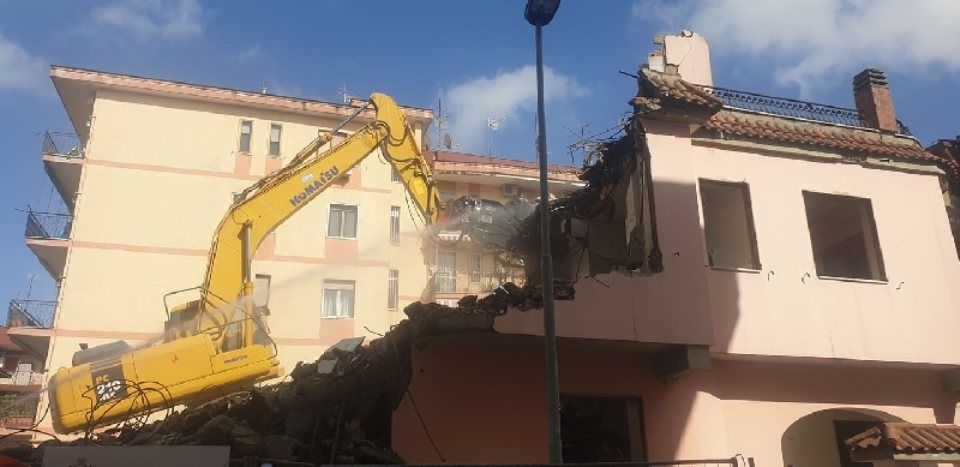 intervento demolizione di una abitazione con braccio meccanico