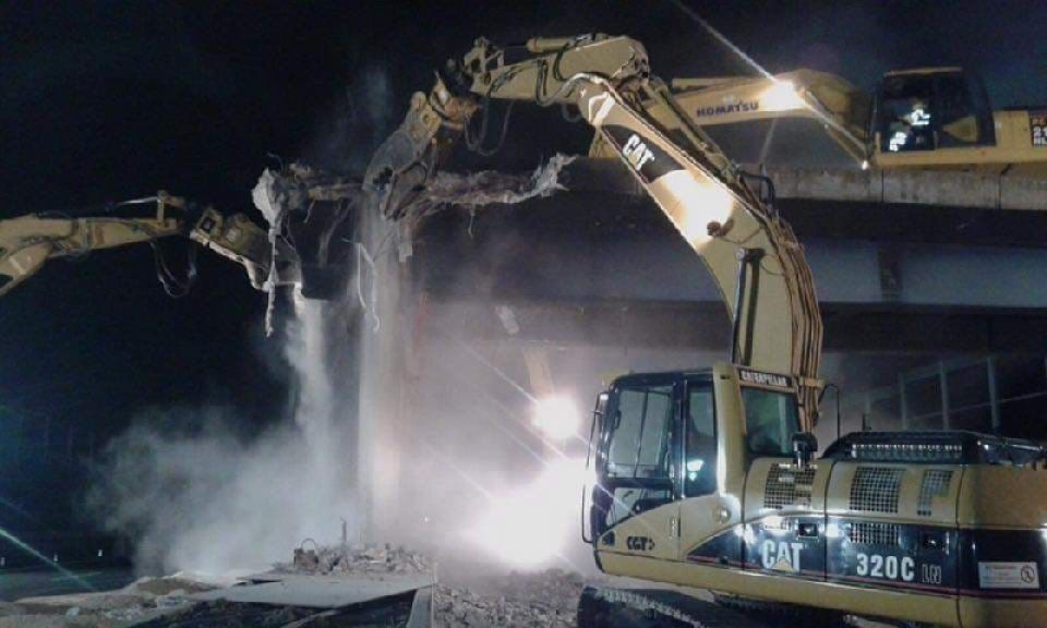 demolizione con braccio meccanico