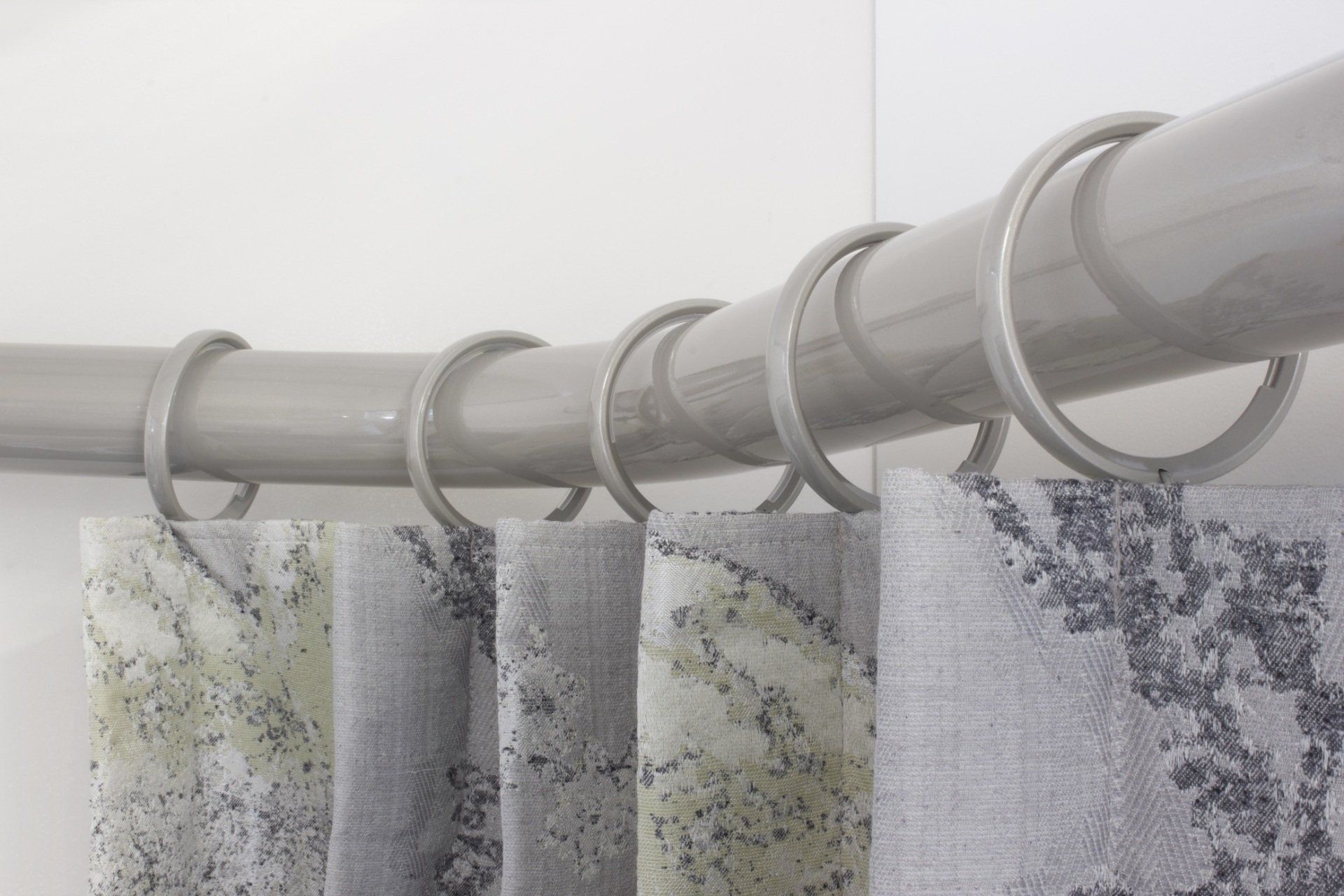 Curtain poles adapting to the curves of your building