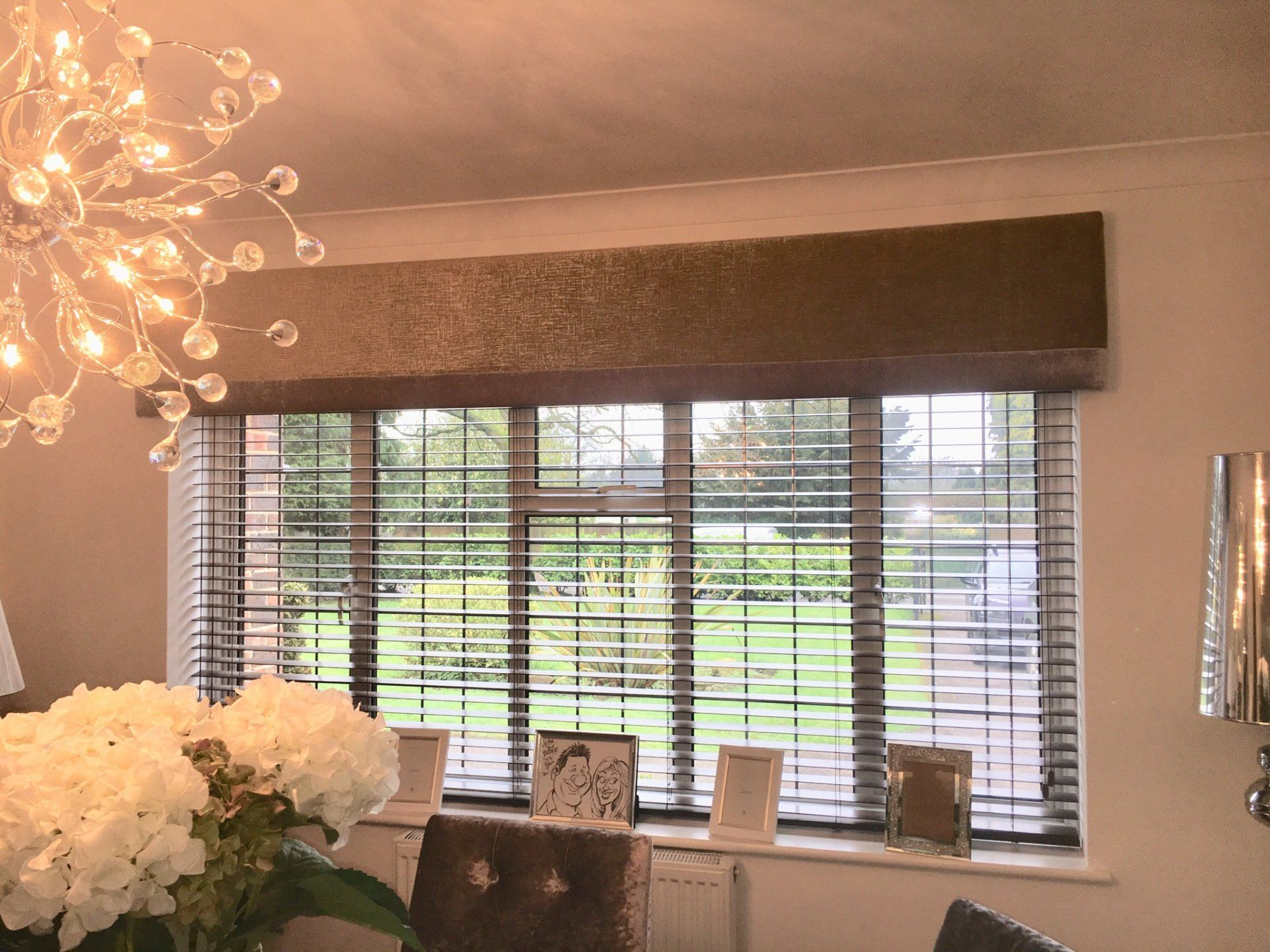 Made to measure natural-tone living room blinds