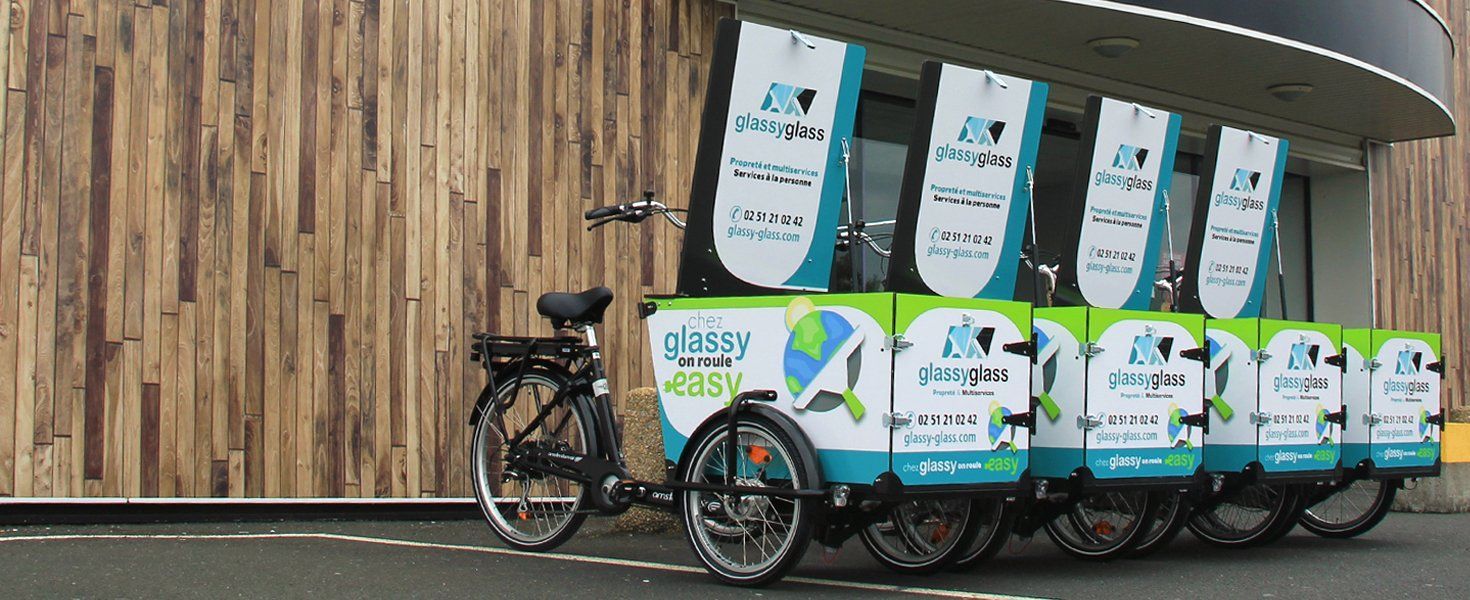Une rangée de vélos est garée devant un bâtiment.