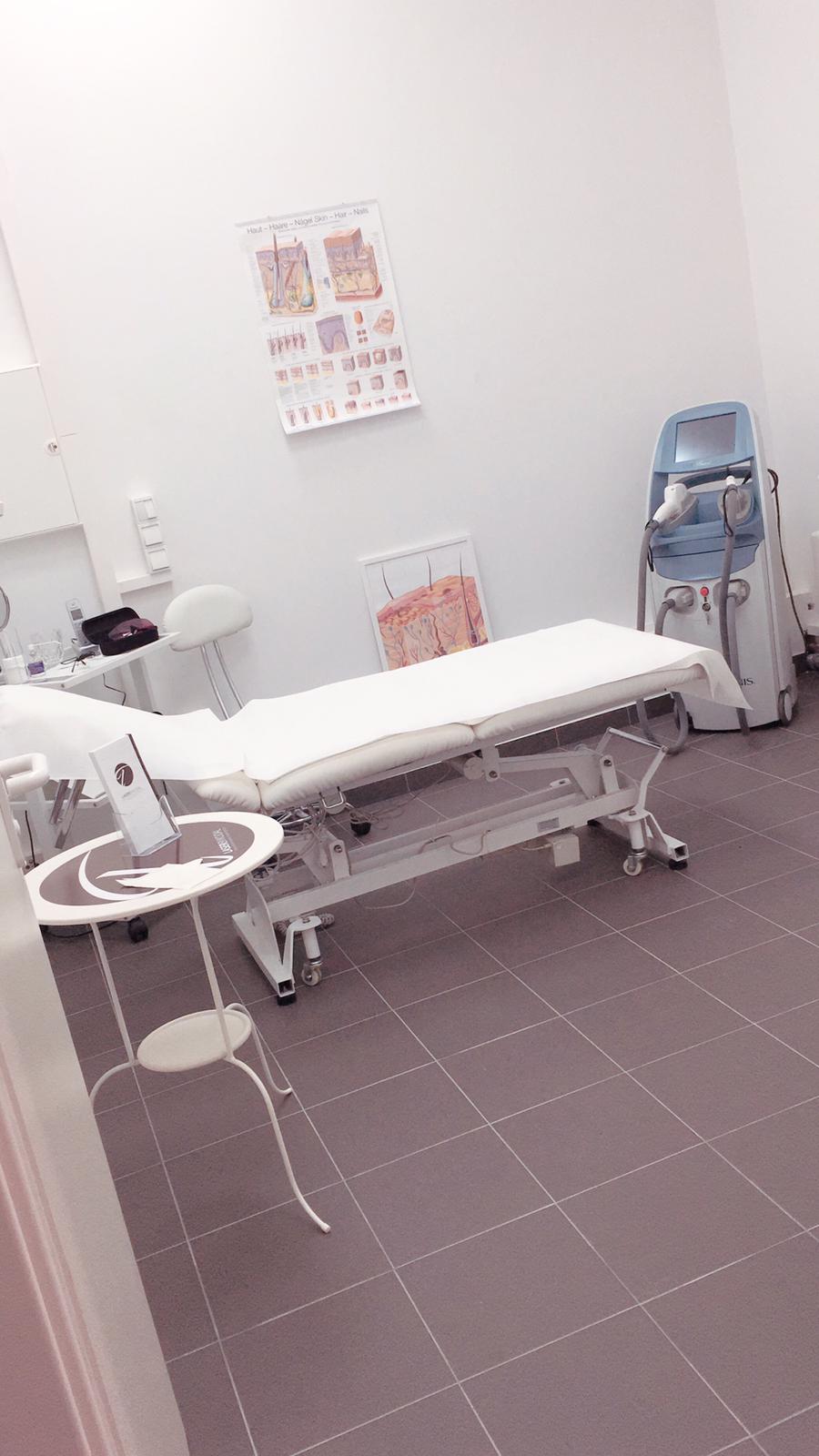 Ein Zimmer mit einem Bett und einem Tisch darin.