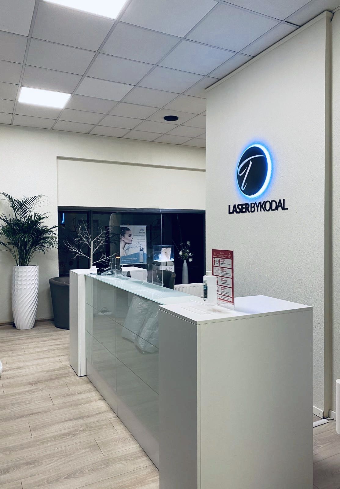 Ein Empfangsbereich mit einem Schild mit der Aufschrift „lightgreycoal“