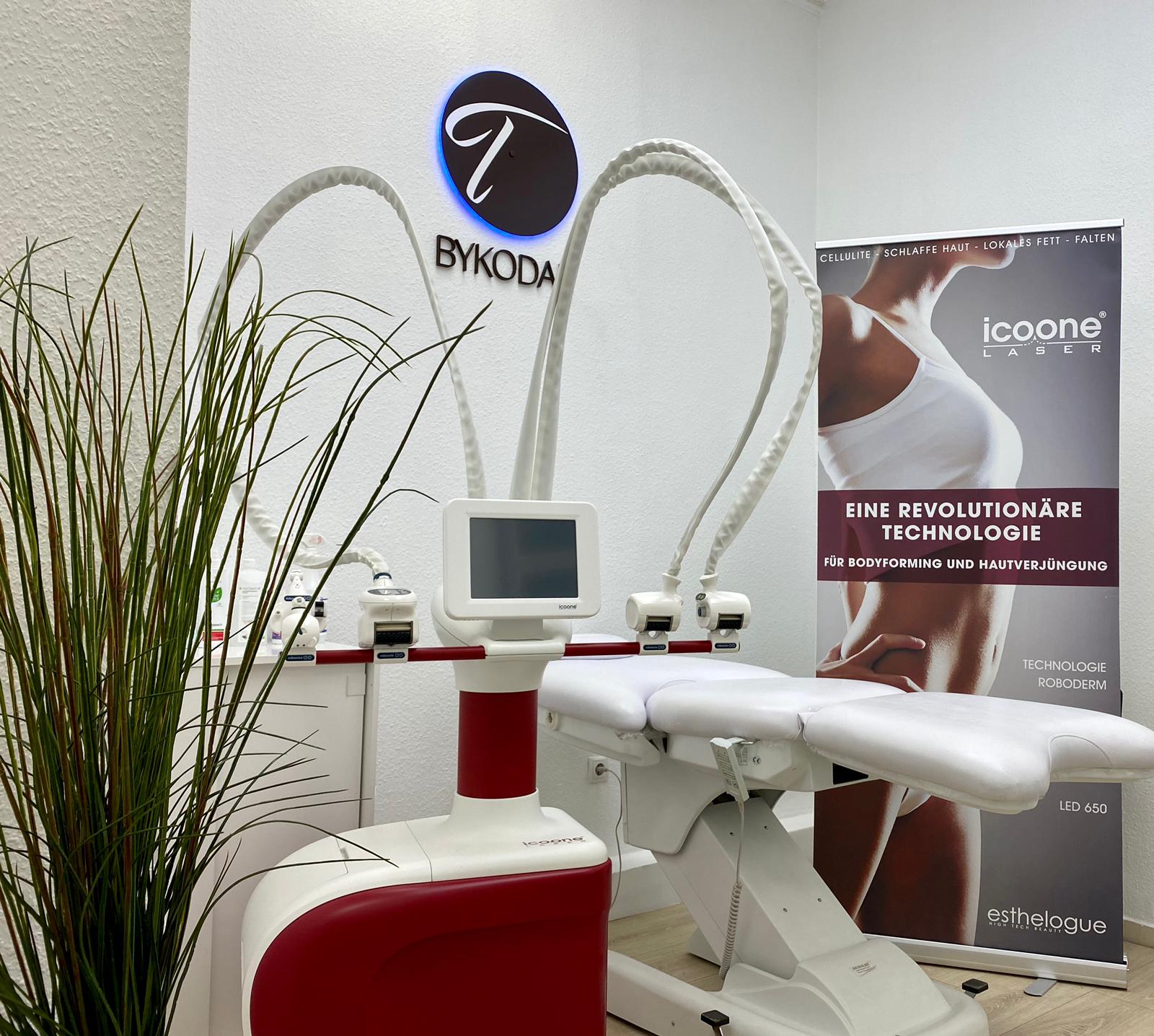 Ein Zimmer mit einem Sofa und einem Schild mit der Aufschrift „Bykoda“