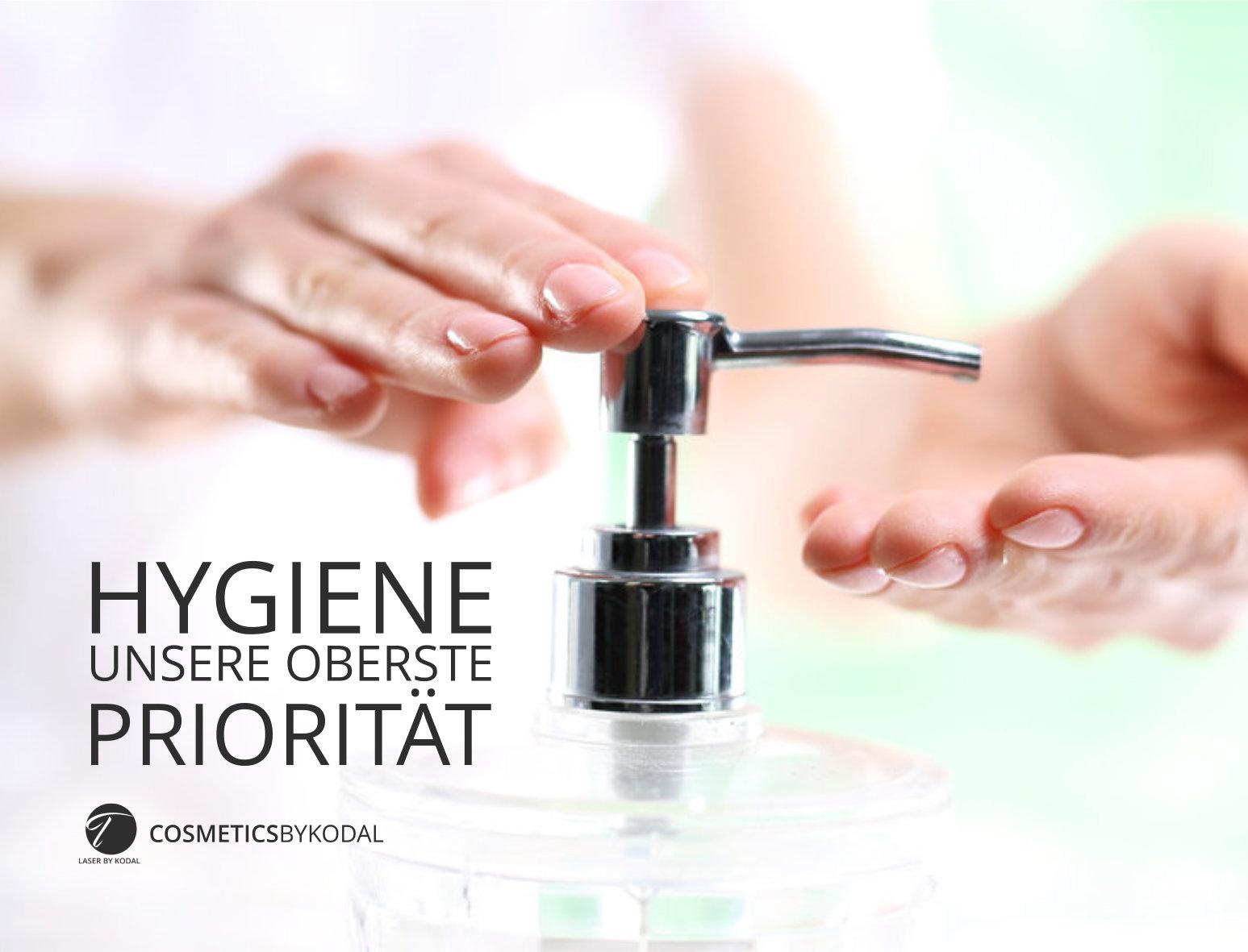 Eine Person benutzt einen Seifenspender, um sich die Hände zu waschen.