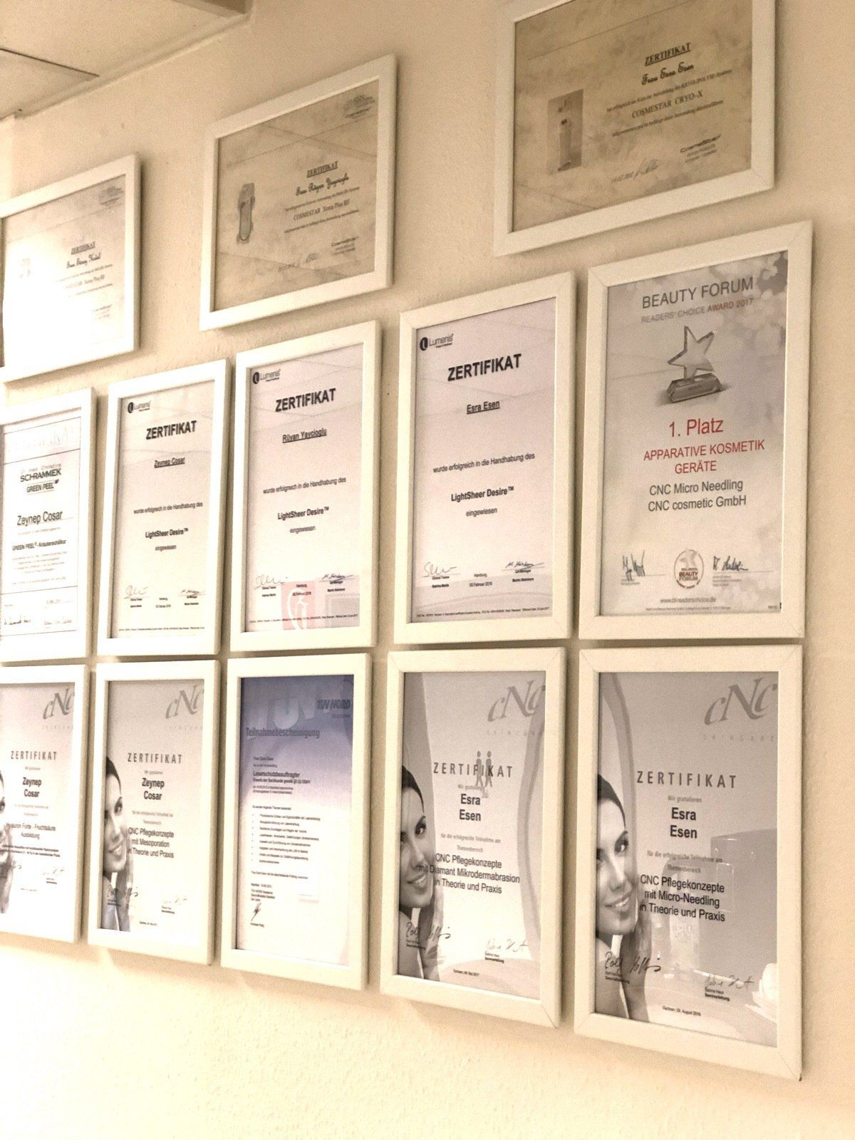 Eine Wand mit vielen Zertifikaten daran