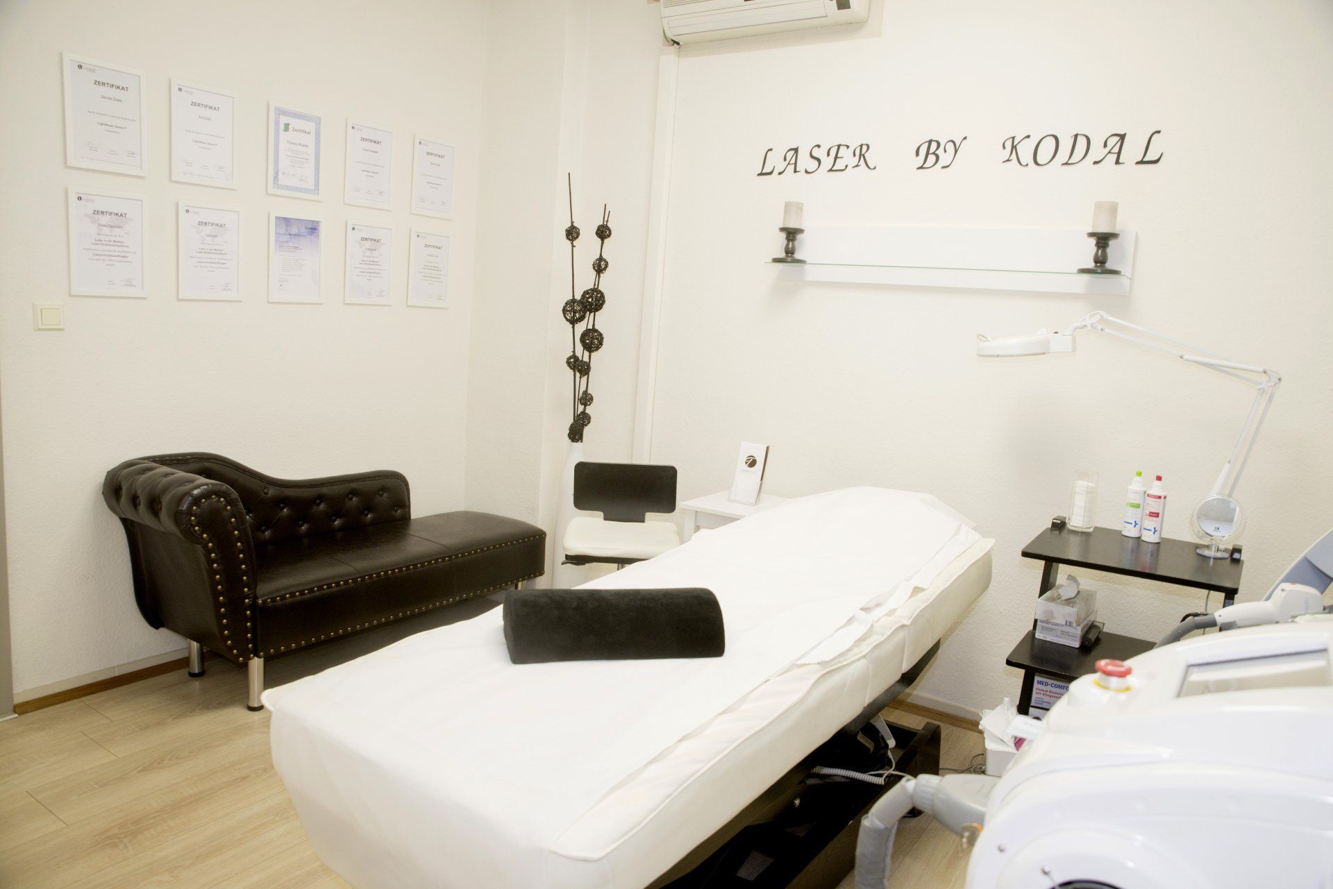 Ein Zimmer mit einer Couch und einem Bett mit der Aufschrift „Lasca“ von Nopal