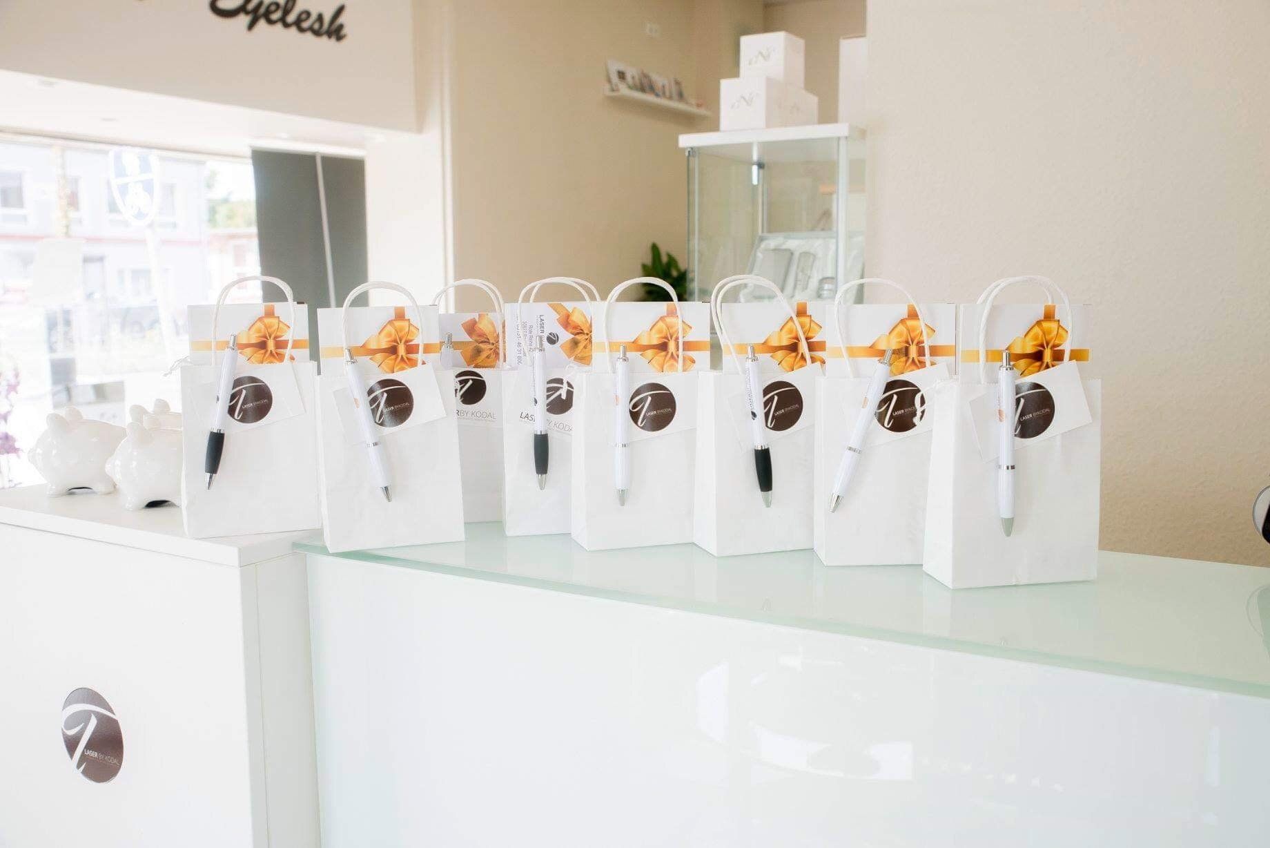 Eine Reihe weißer Taschen steht auf einer weißen Theke.