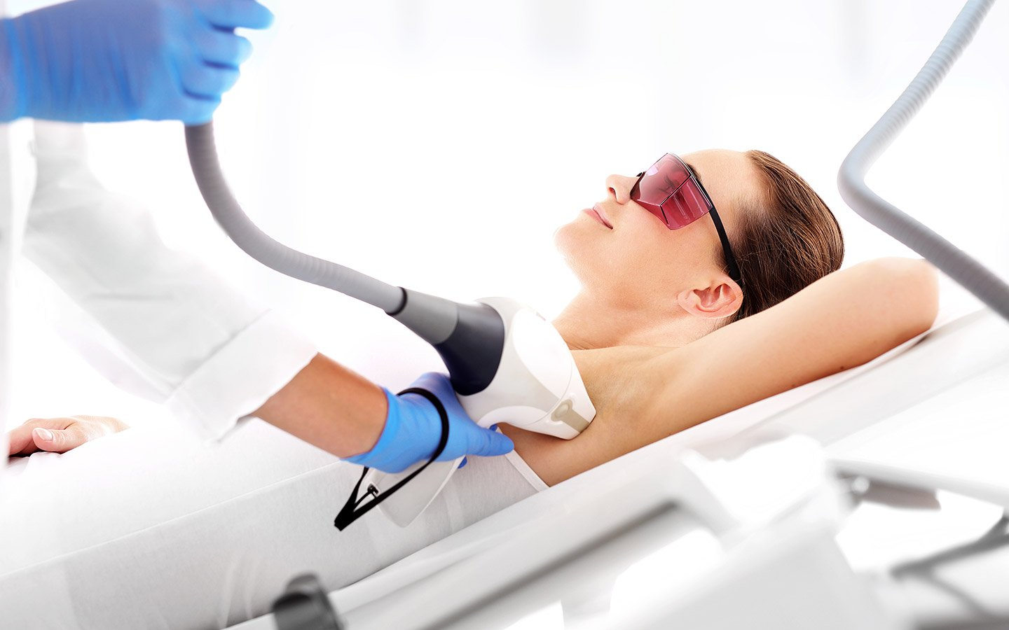 Eine Frau lässt sich die Achselhaare mit einem Laser entfernen.