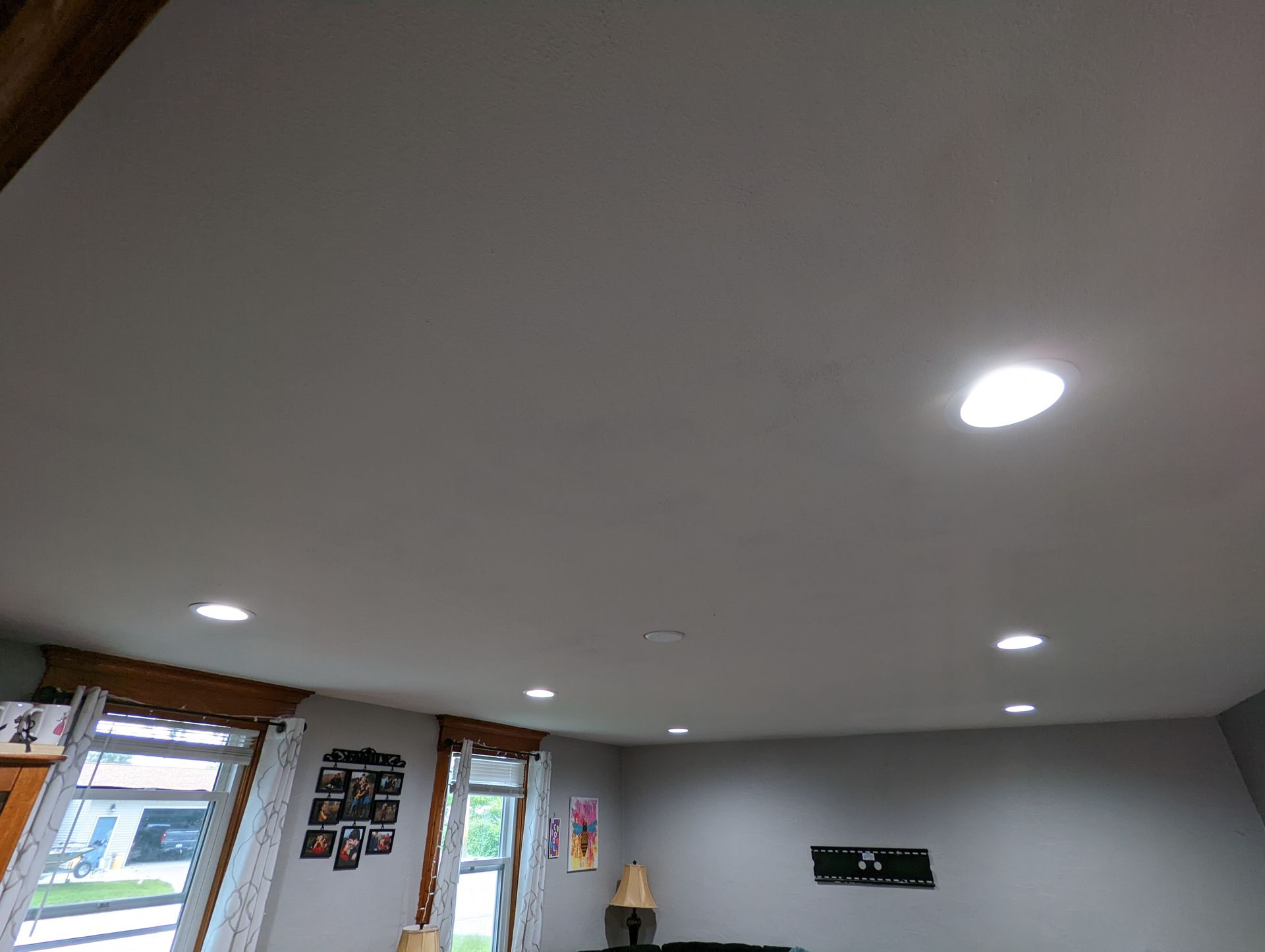 A living room with a white ceiling and a lot of lights.